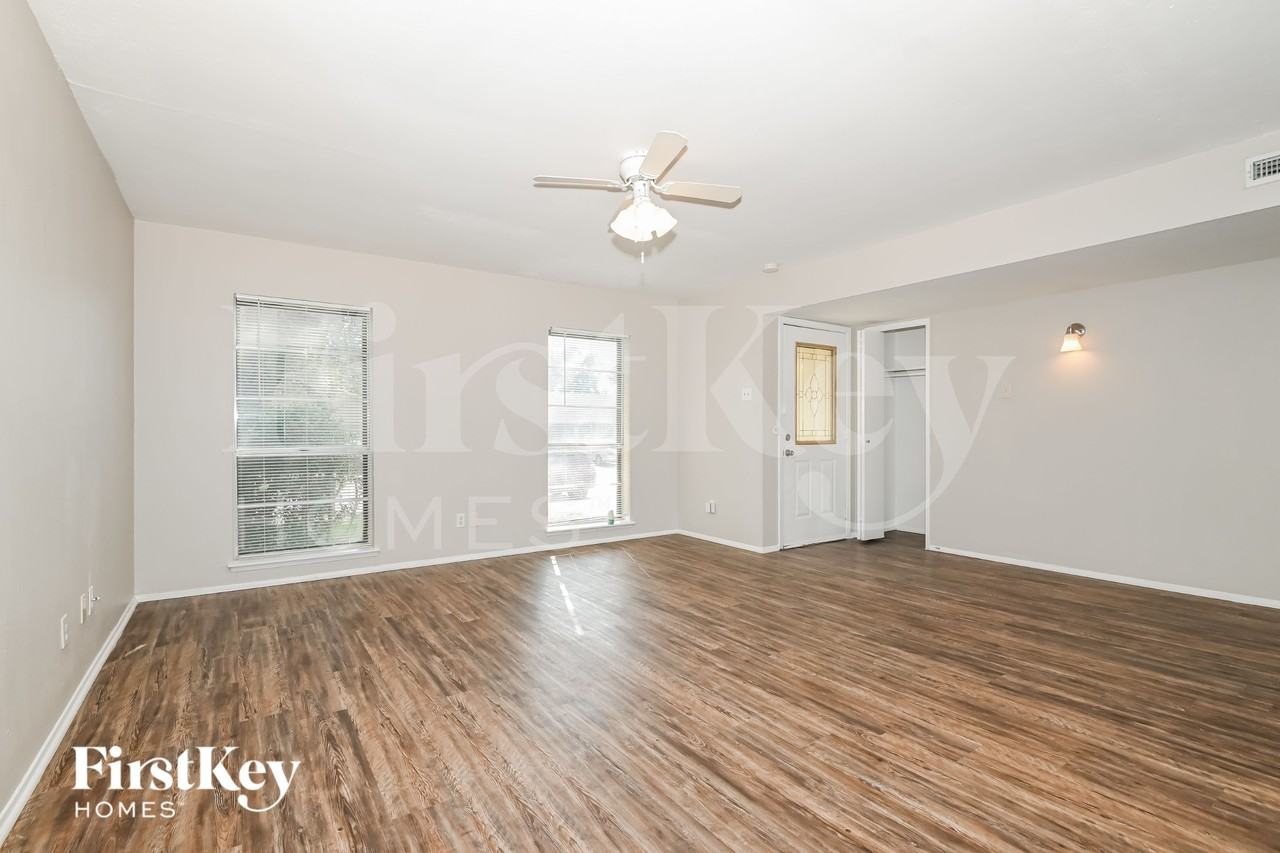 4906 Stagecoach Ln - Photo 2 of 14