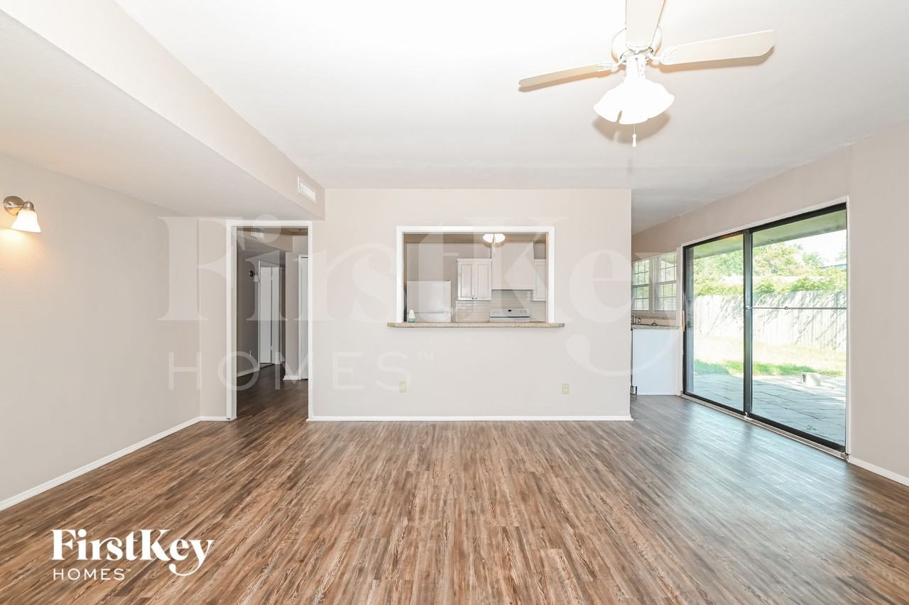 4906 Stagecoach Ln - Photo 3 of 14