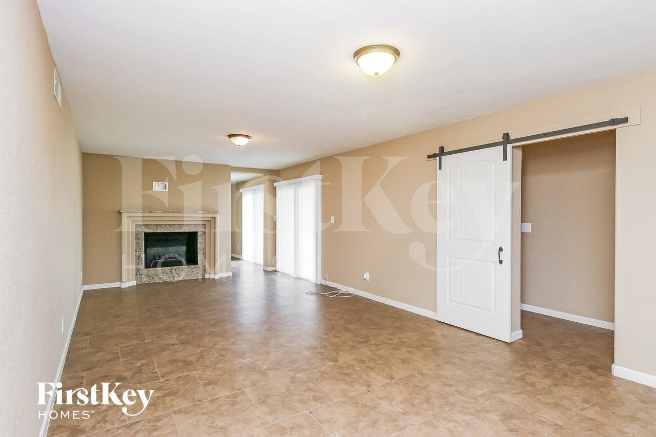 4716 S Kenwood Ln - Photo 3 of 15