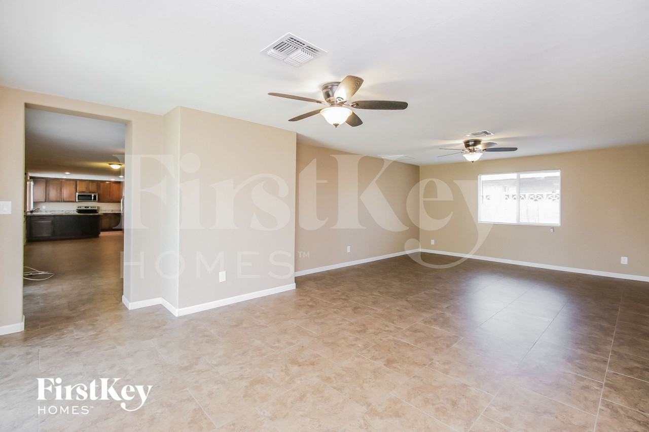 4716 S Kenwood Ln - Photo 4 of 15