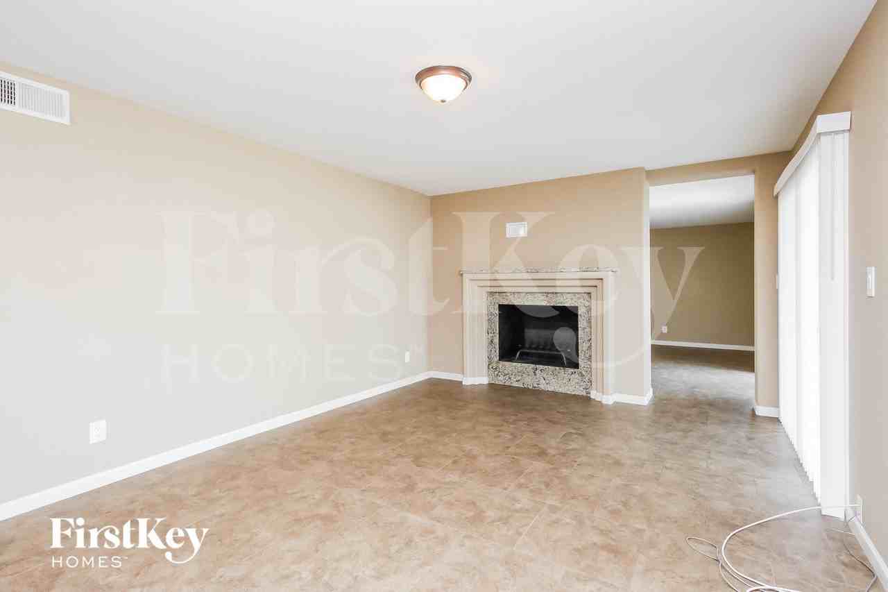4716 S Kenwood Ln - Photo 6 of 15