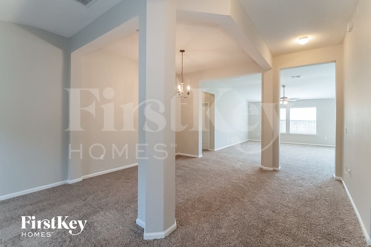 2878 Woodstone Dr - Photo 2 of 15