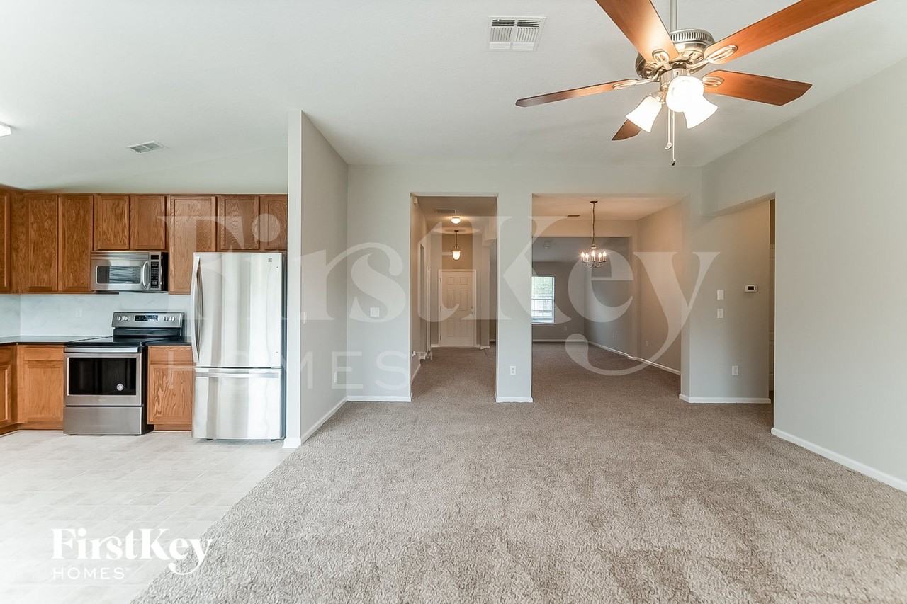 2878 Woodstone Dr - Photo 5 of 15