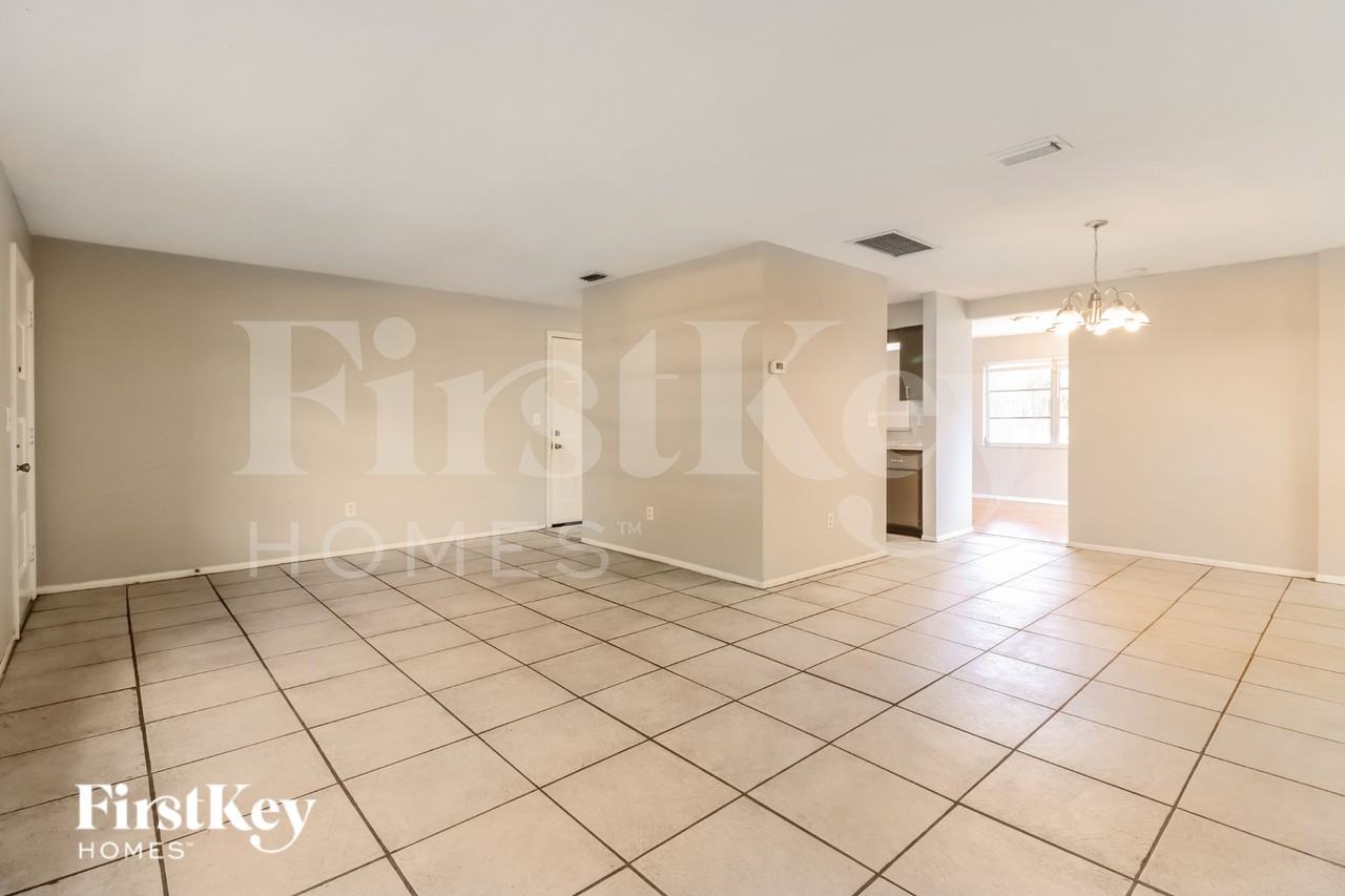 2526 13th Ave Sw - Photo 3 of 16