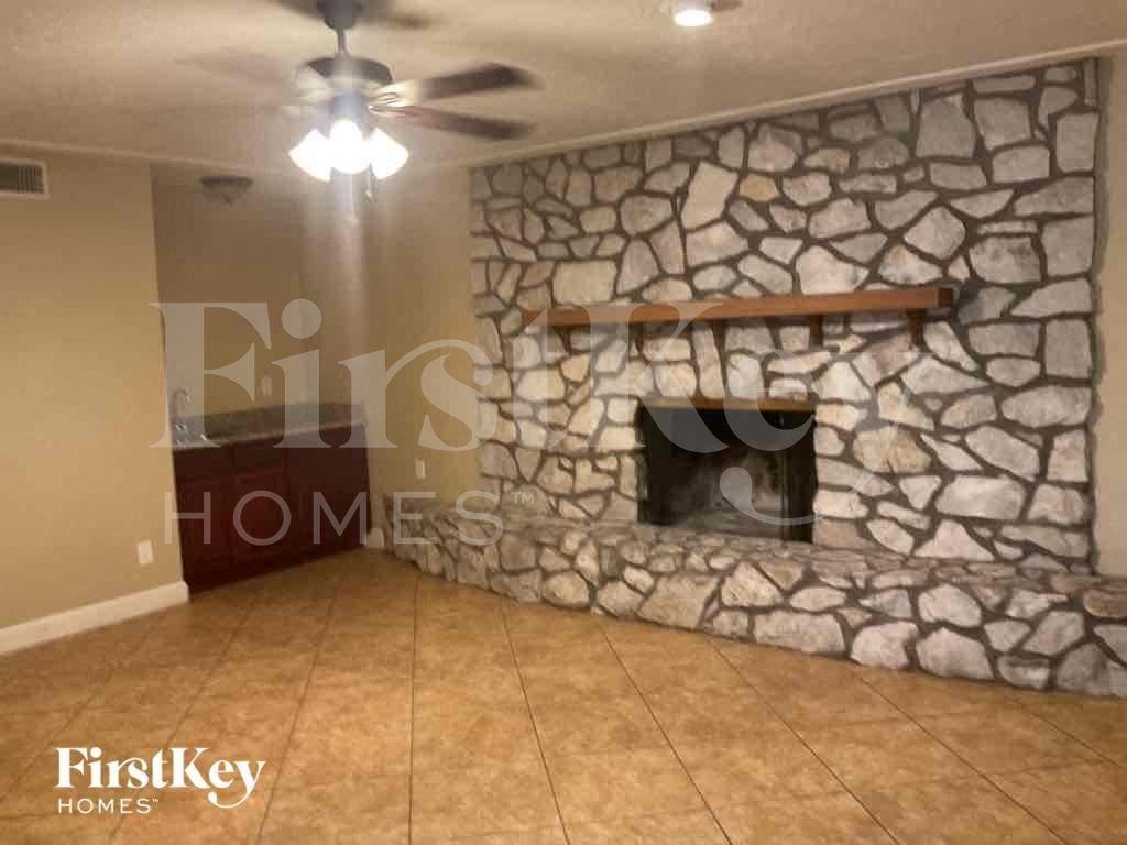 2204 W Nicolet Ave - Photo 2 of 11