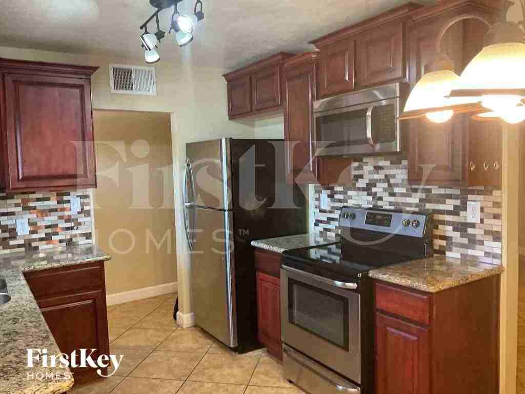 2204 W Nicolet Ave - Photo 4 of 11