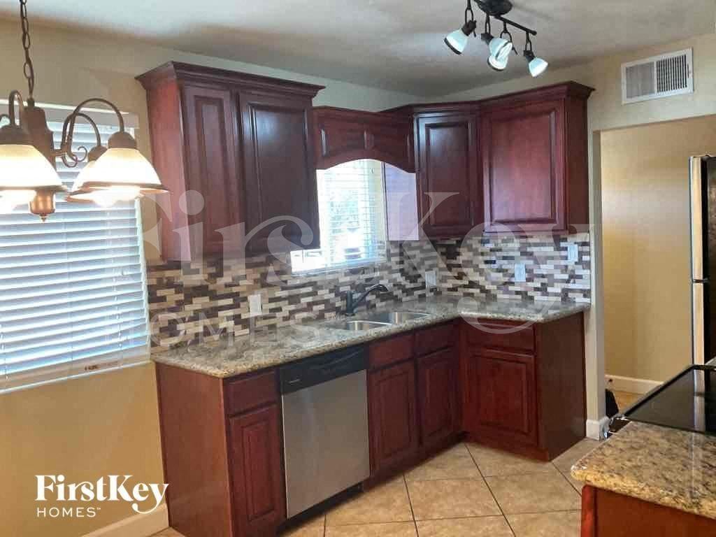2204 W Nicolet Ave - Photo 5 of 11