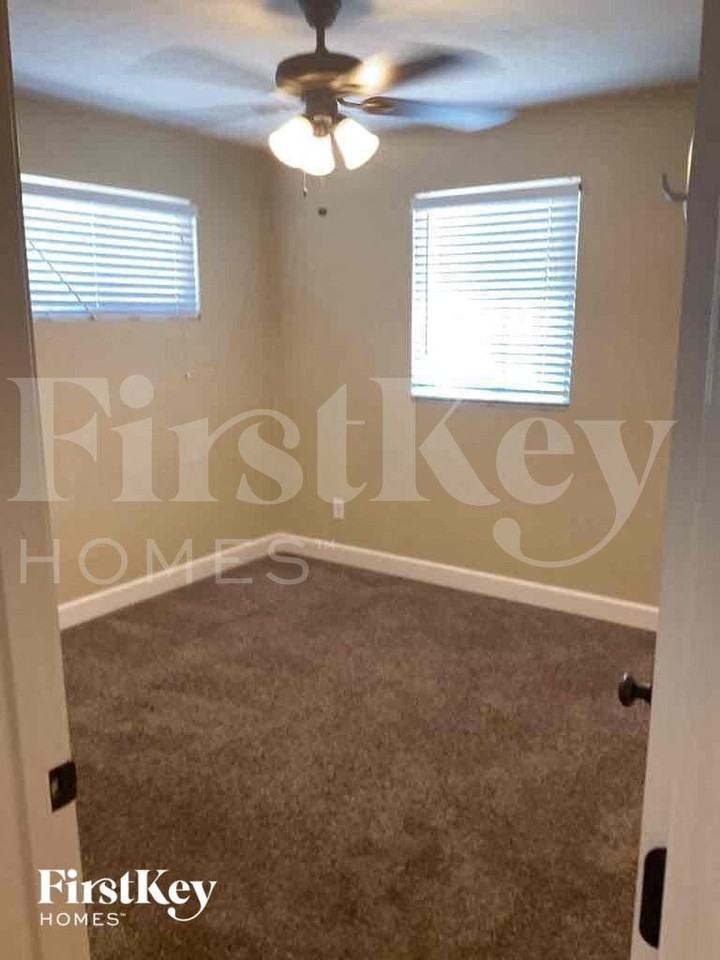 2204 W Nicolet Ave - Photo 6 of 11