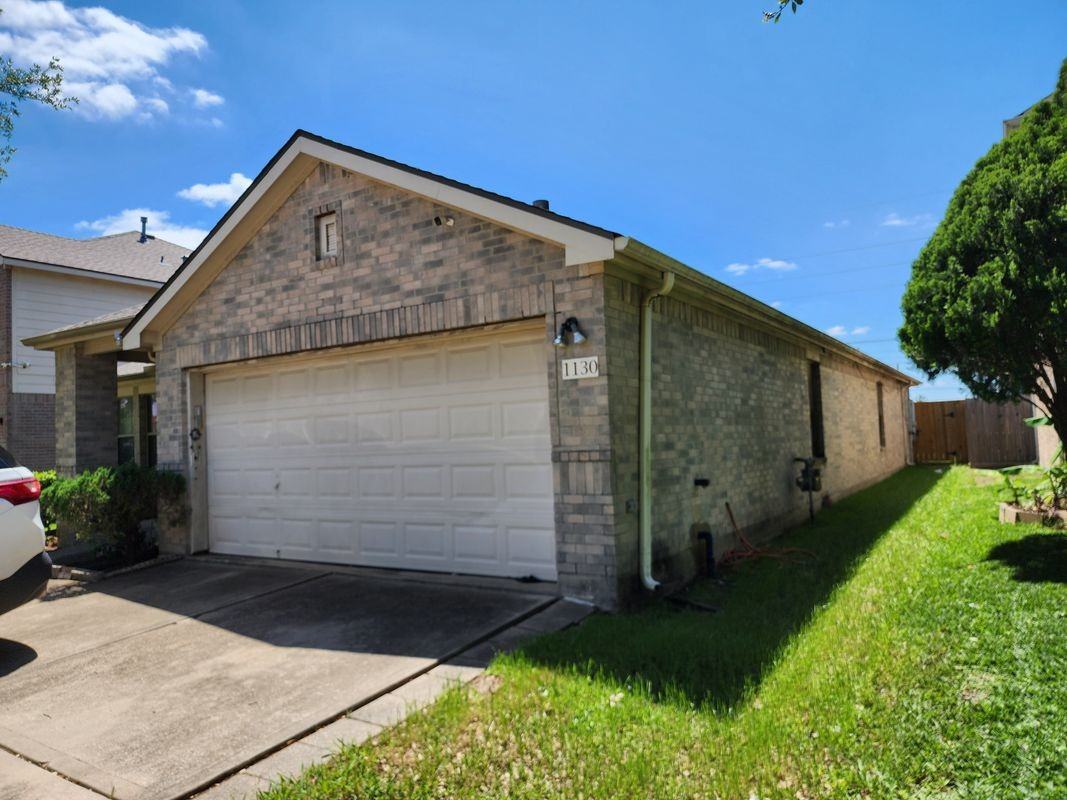 1130 Concord Pl - Photo 2 of 10