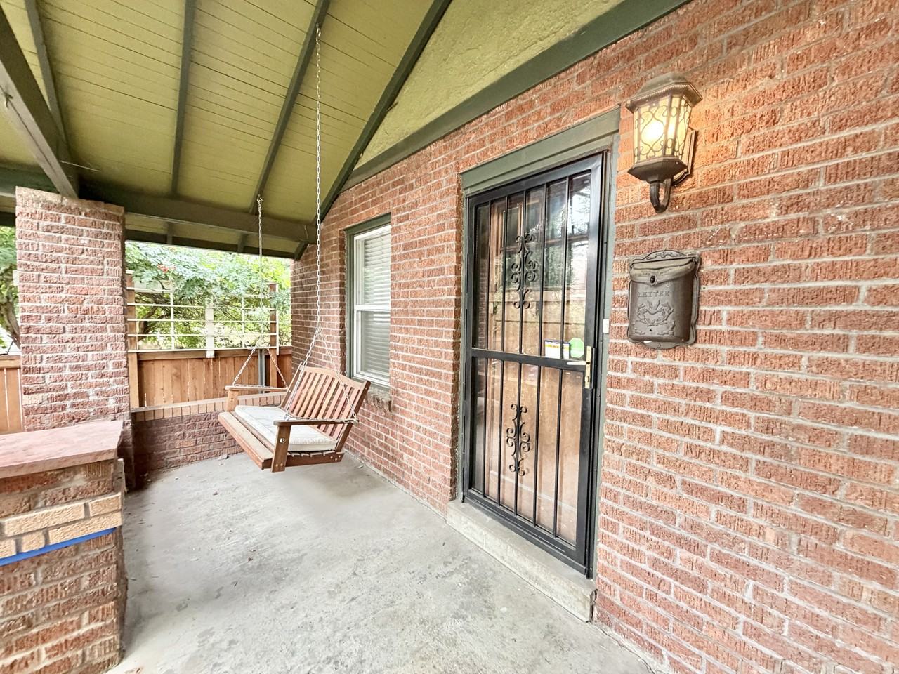 1146 Jackson St - Photo 2 of 12