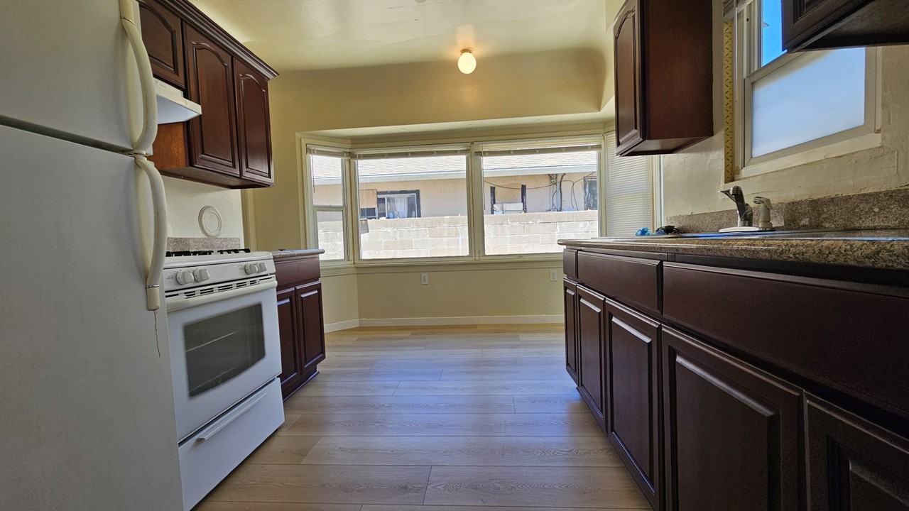 3803 40th St - Photo 3 of 7