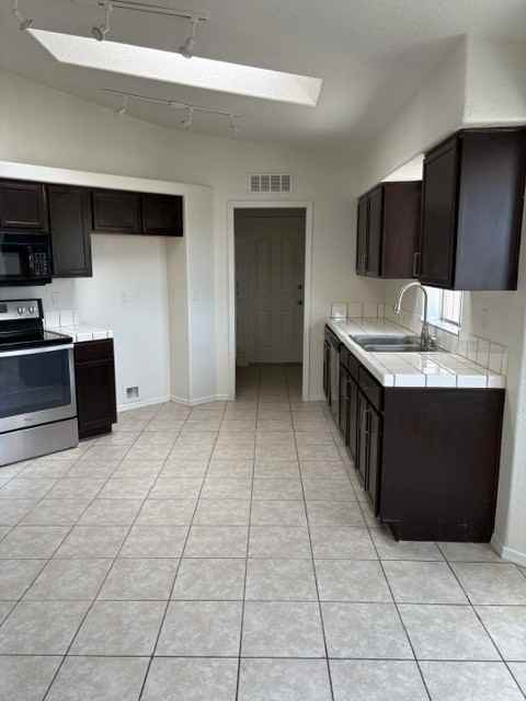2712 Huntington Dr - Photo 2 of 9