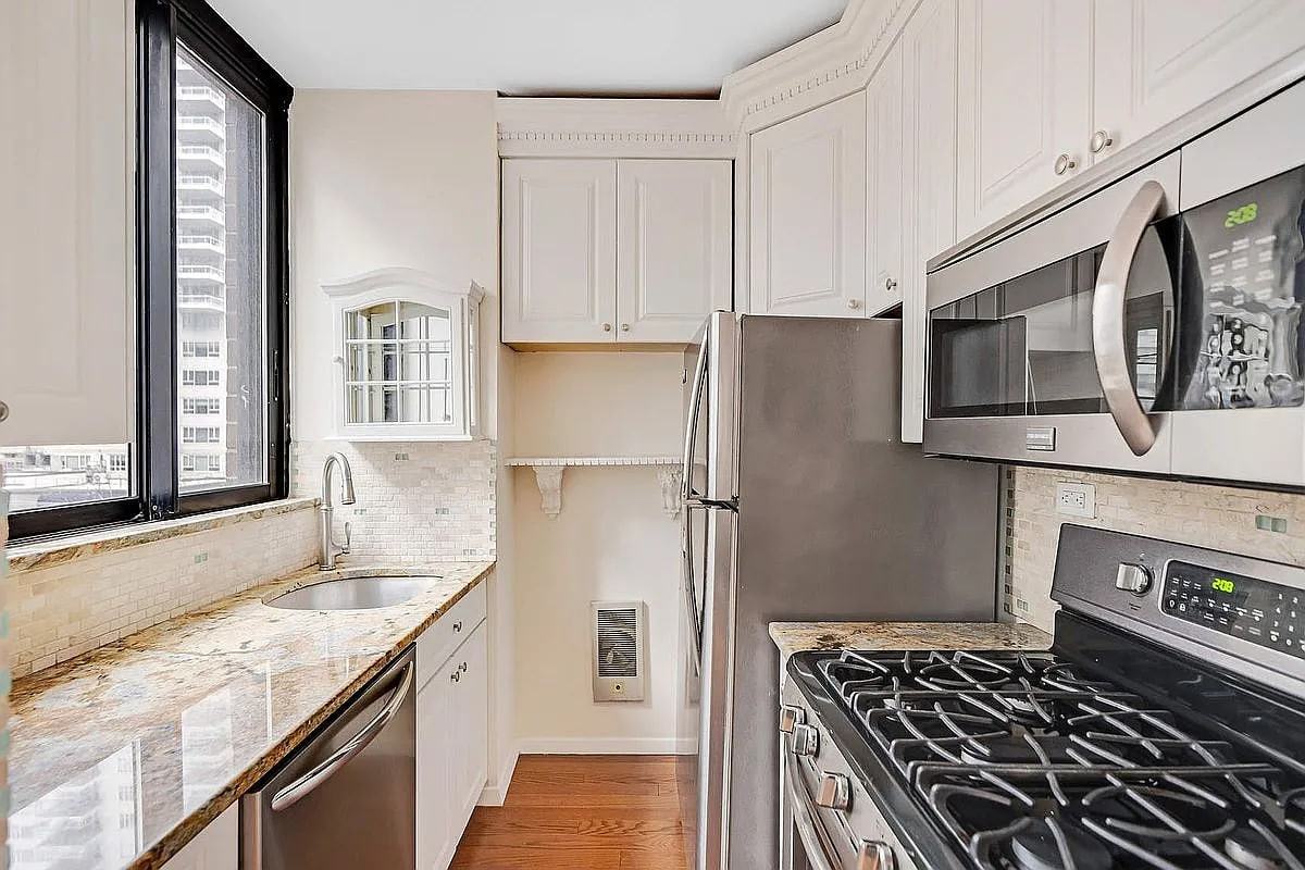304 E 65th St - Photo 2 of 7