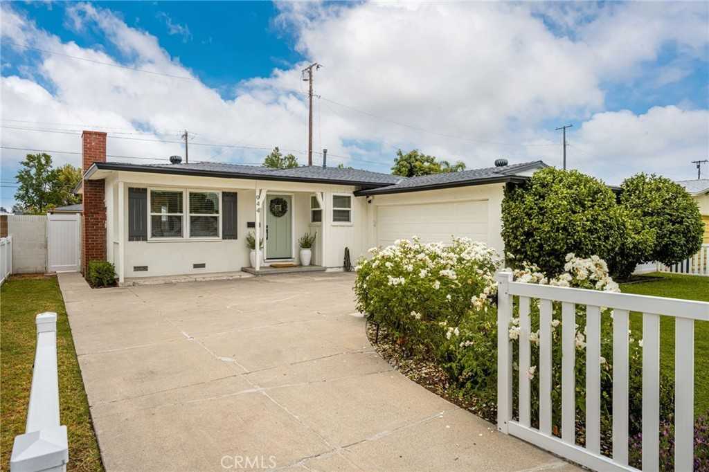 944 W Acacia Ave - Photo 3 of 32