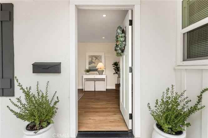 944 W Acacia Ave - Photo 5 of 32