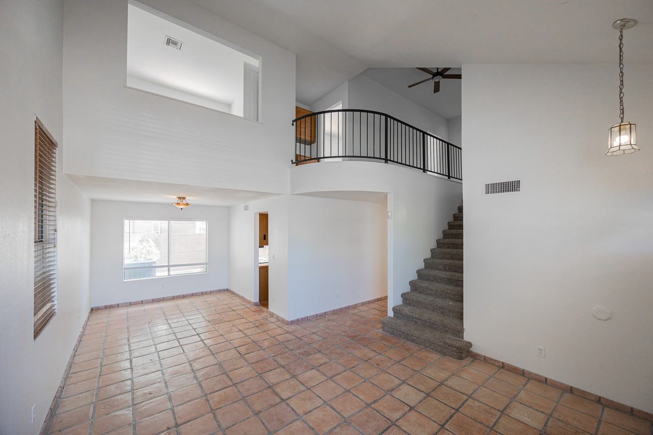 489 W Carmen St - Photo 4 of 29