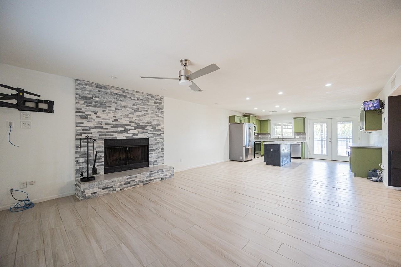 17601 N 18th Dr - Photo 3 of 30