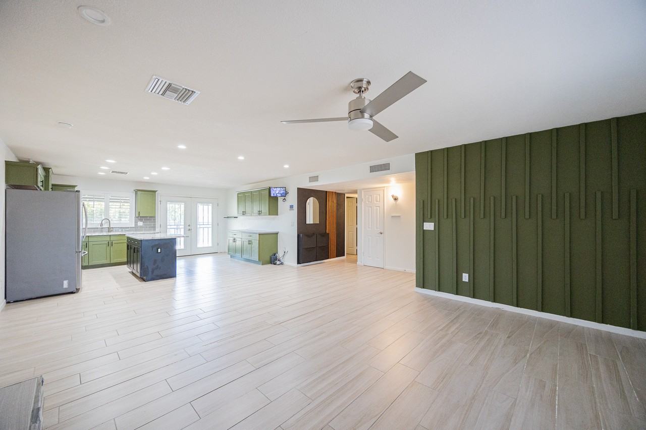 17601 N 18th Dr - Photo 4 of 30