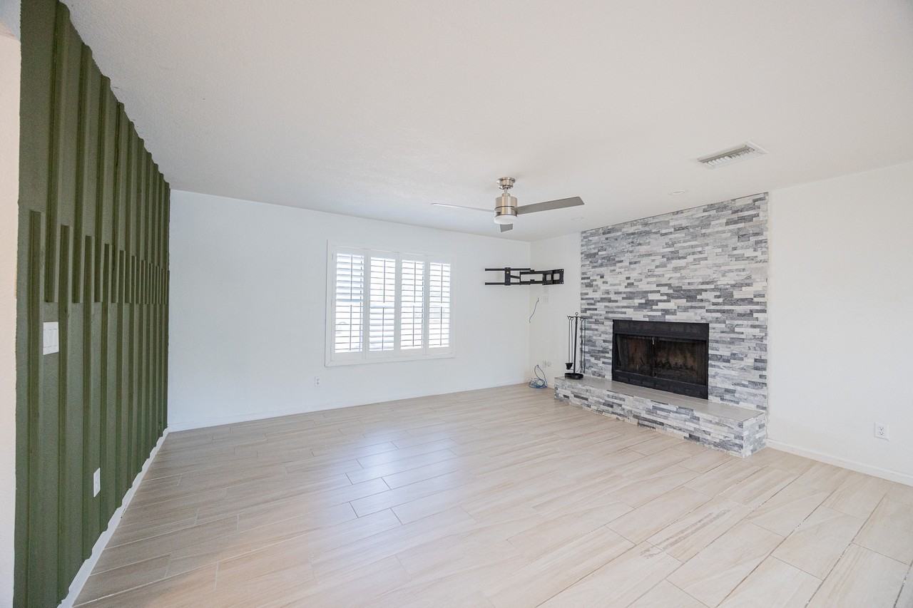 17601 N 18th Dr - Photo 5 of 30