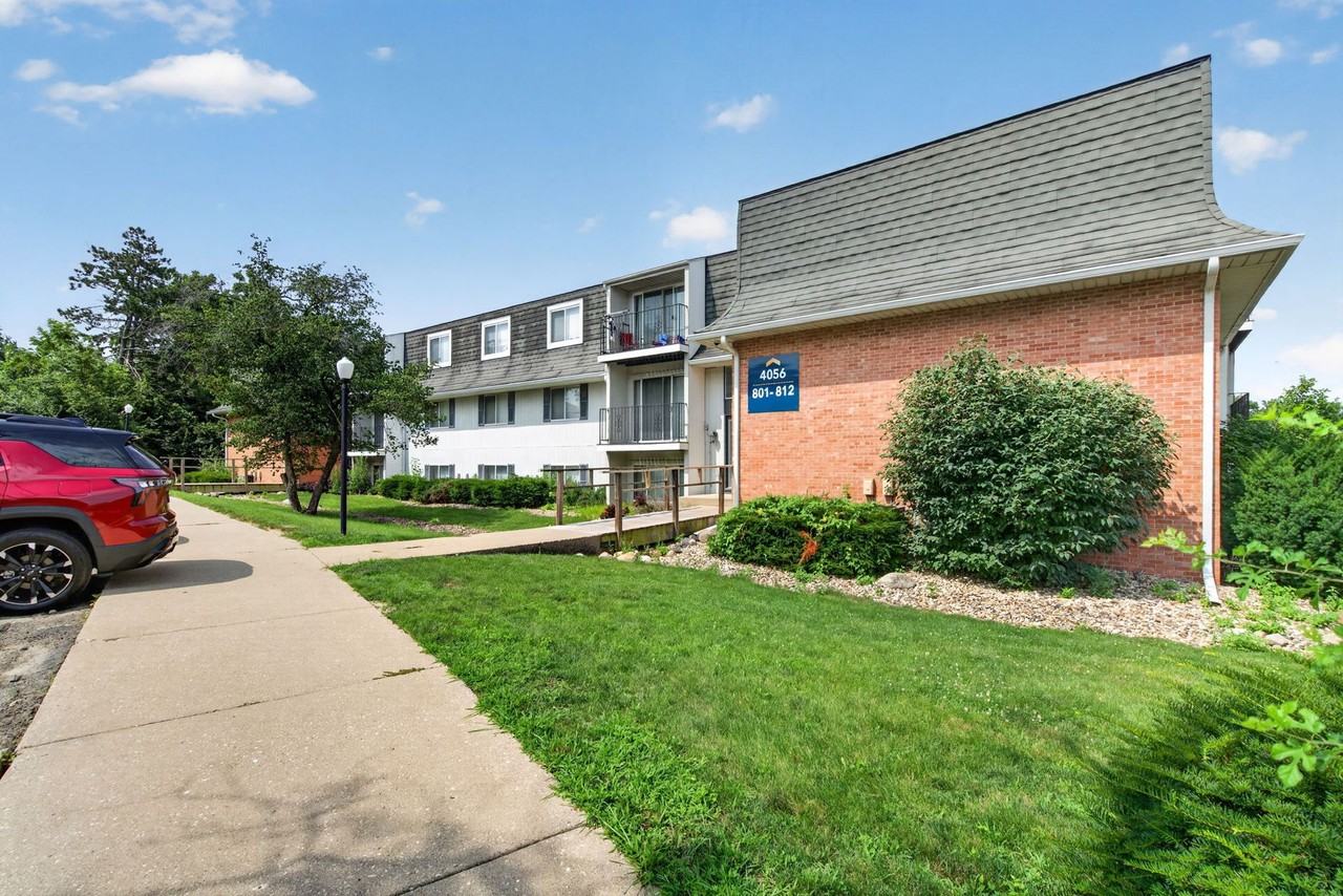 Hollow Hills Apartments - Photo 4 of 50