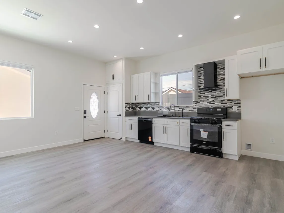 10656 Nassau Ave - Photo 3 of 10