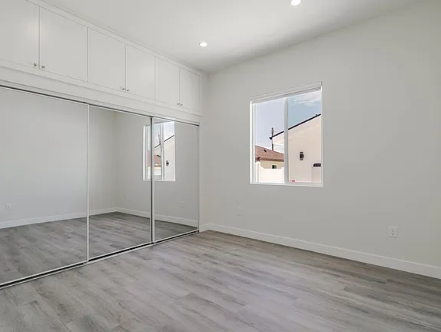 10656 Nassau Ave - Photo 4 of 10