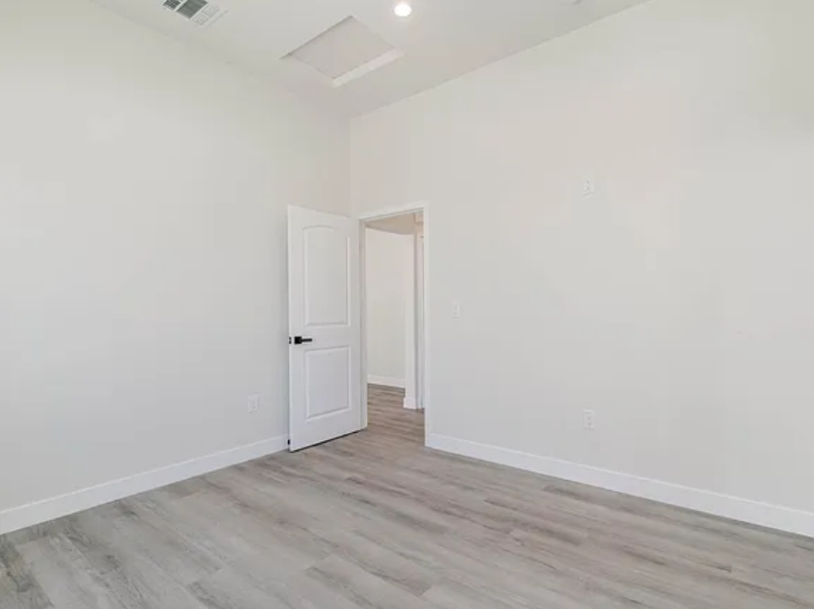 10656 Nassau Ave - Photo 6 of 10