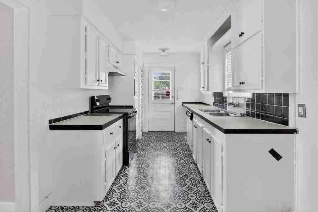 3208 Sandage Ave - Photo 2 of 13