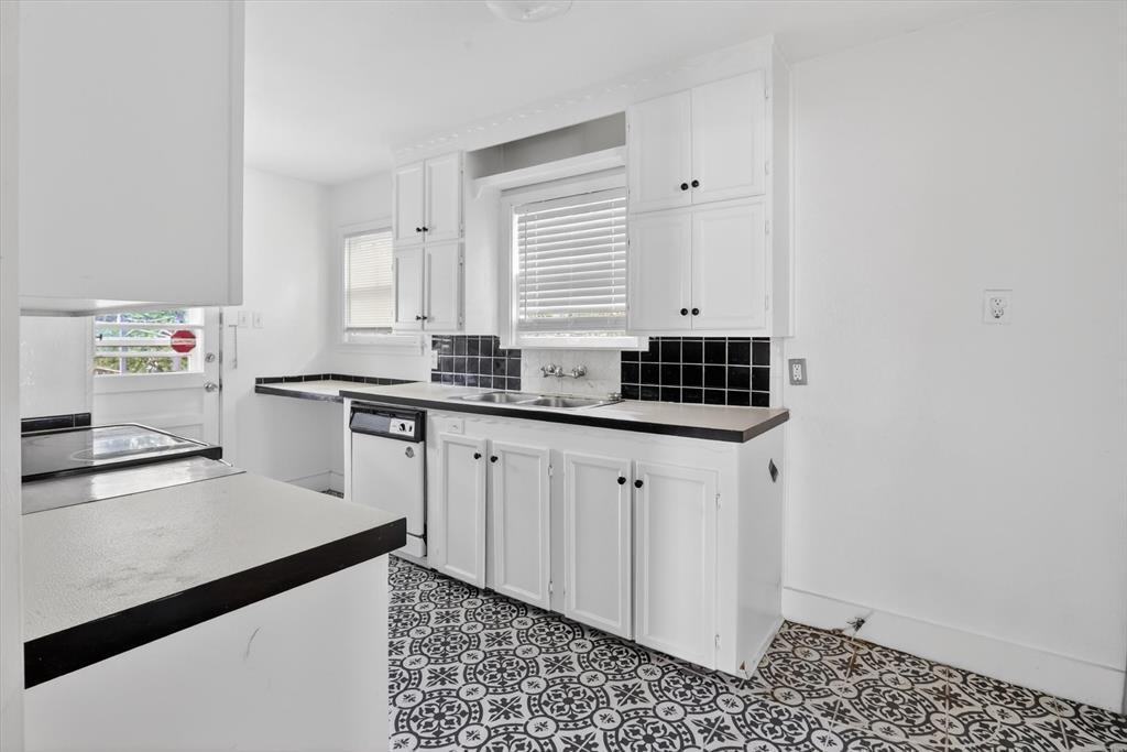 3208 Sandage Ave - Photo 4 of 13