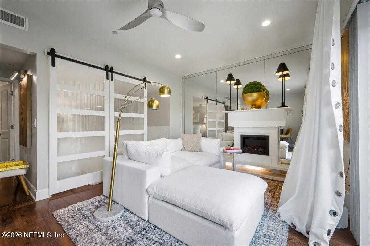 1560 Lancaster Ter - Photo 2 of 8