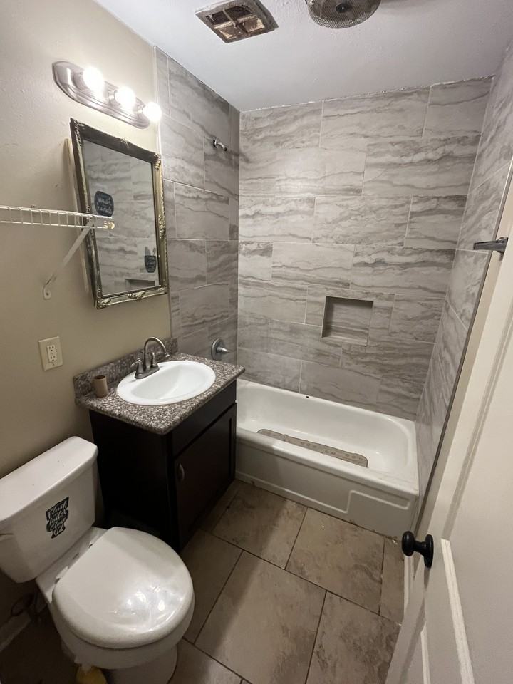 16813 Vermillion Dr - Photo 4 of 9
