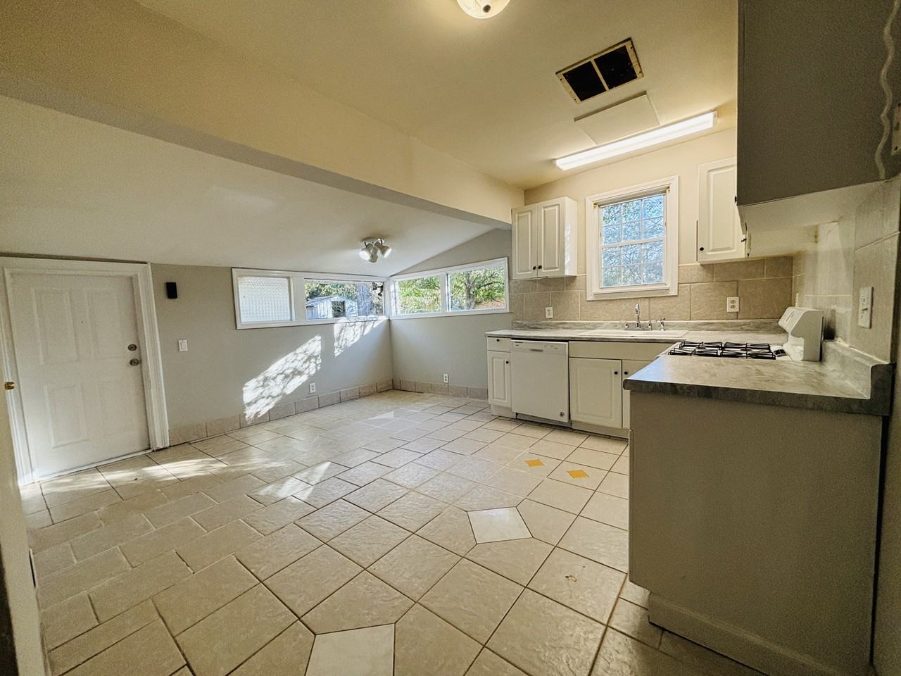 302 Mandeville Ave - Photo 5 of 16