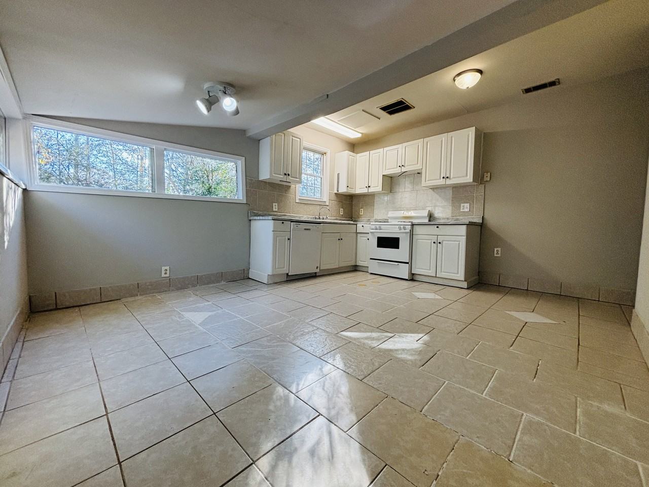 302 Mandeville Ave - Photo 6 of 16