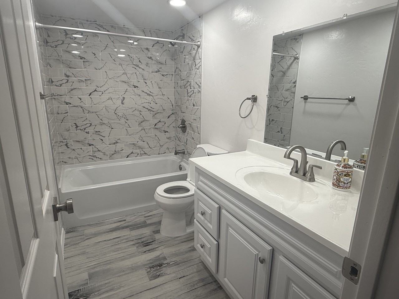 1526 S Columbus Blvd #7 - Photo 2 of 3