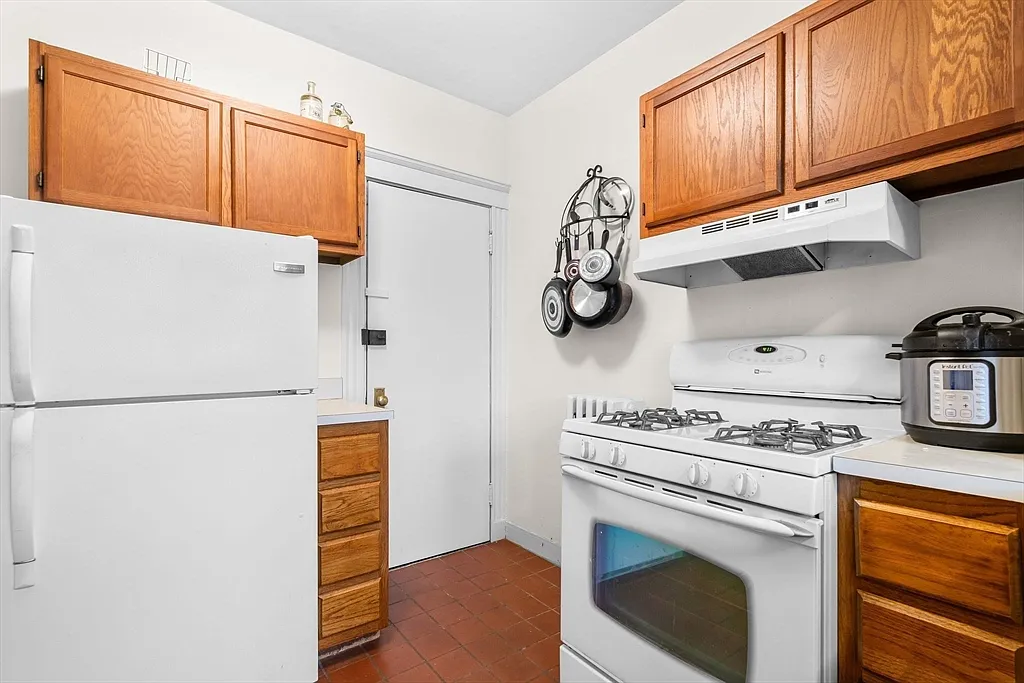 90 Bynner St #10 - Photo 7 of 15