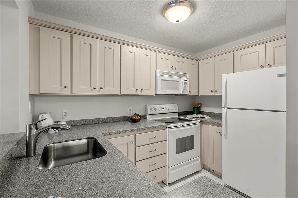 273 Cambridge Rd #101 - Photo 5 of 16