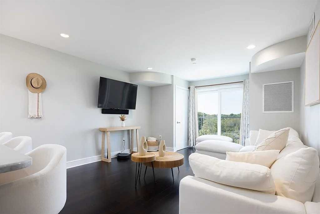 770 Washington Ave #405 - Photo 3 of 12