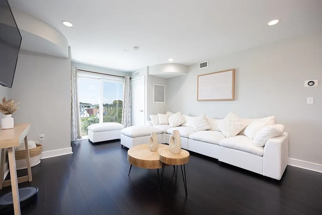 770 Washington Ave #405 - Photo 5 of 12