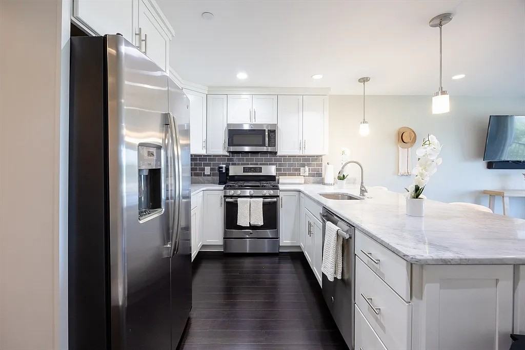 770 Washington Ave #405 - Photo 7 of 12