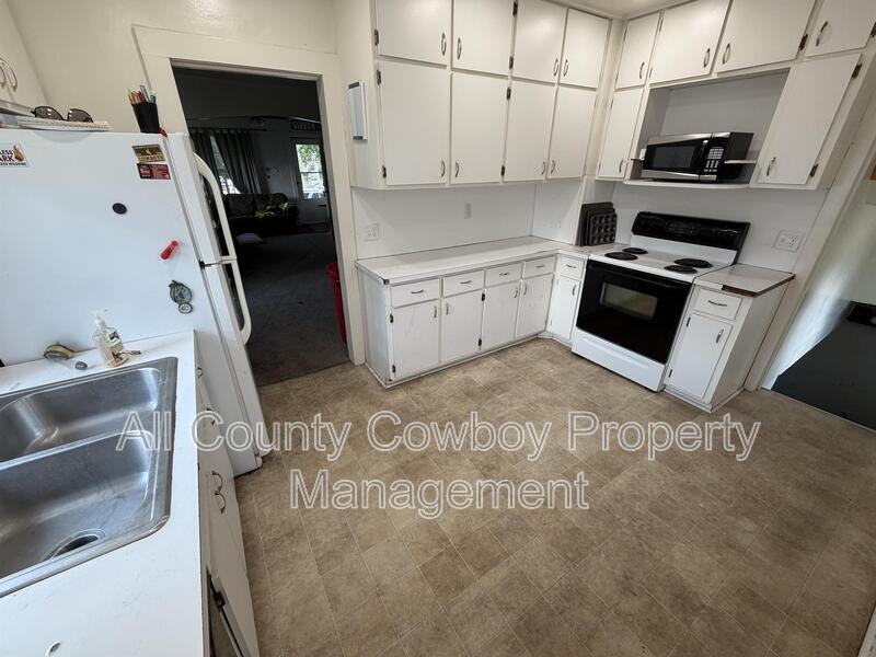 810 E Gibbon St - Photo 3 of 14