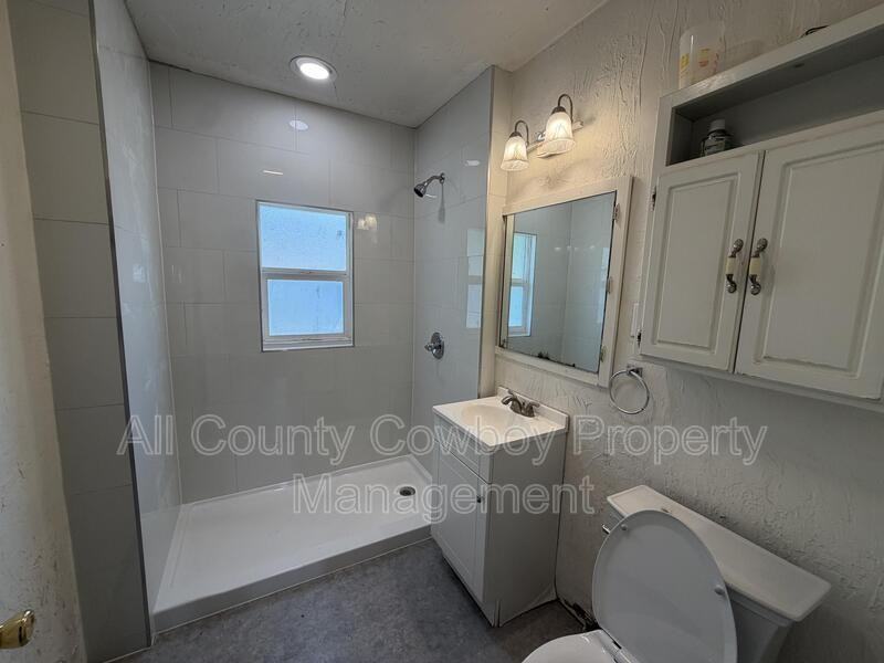 810 E Gibbon St - Photo 7 of 14