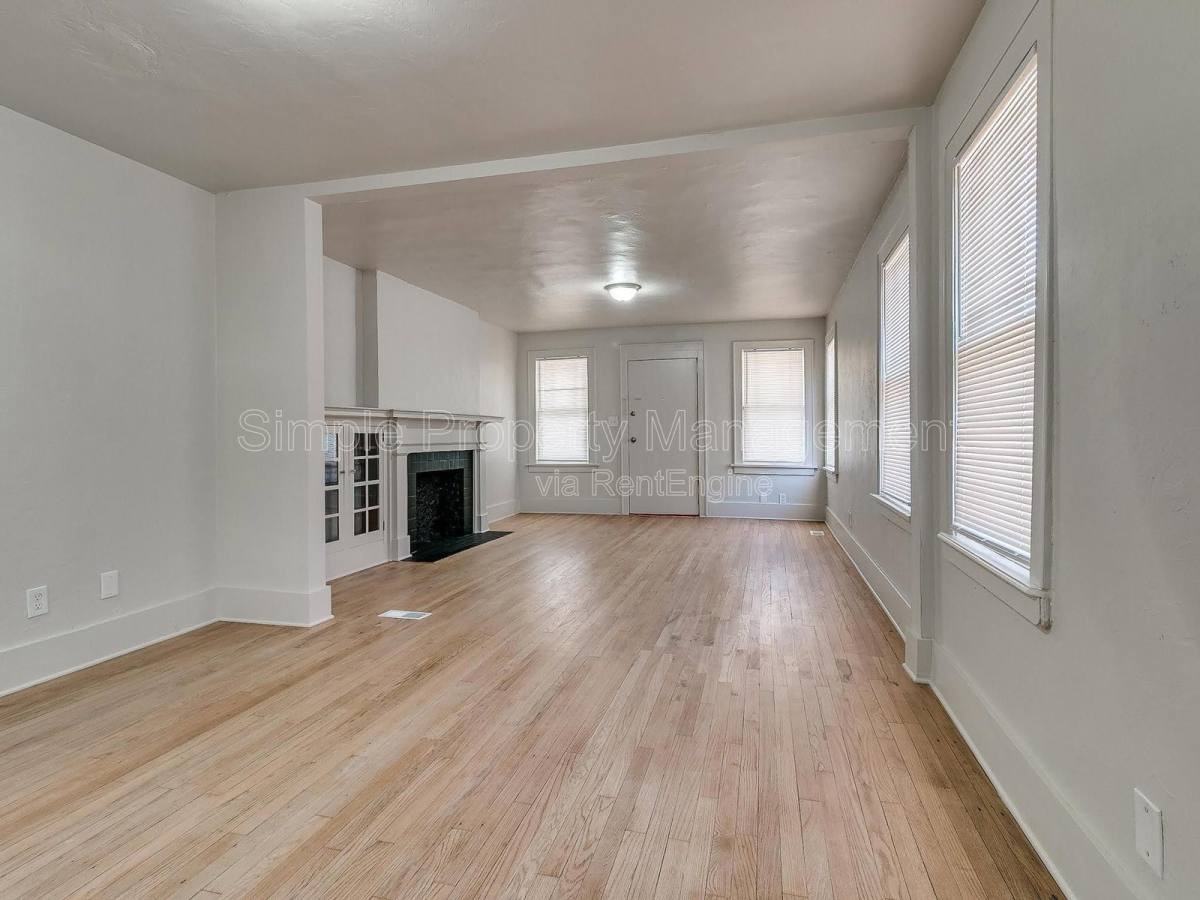 943 E Dr - Photo 2 of 10