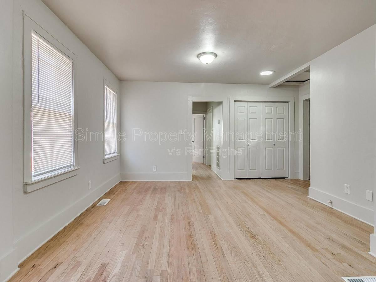 943 E Dr - Photo 3 of 10