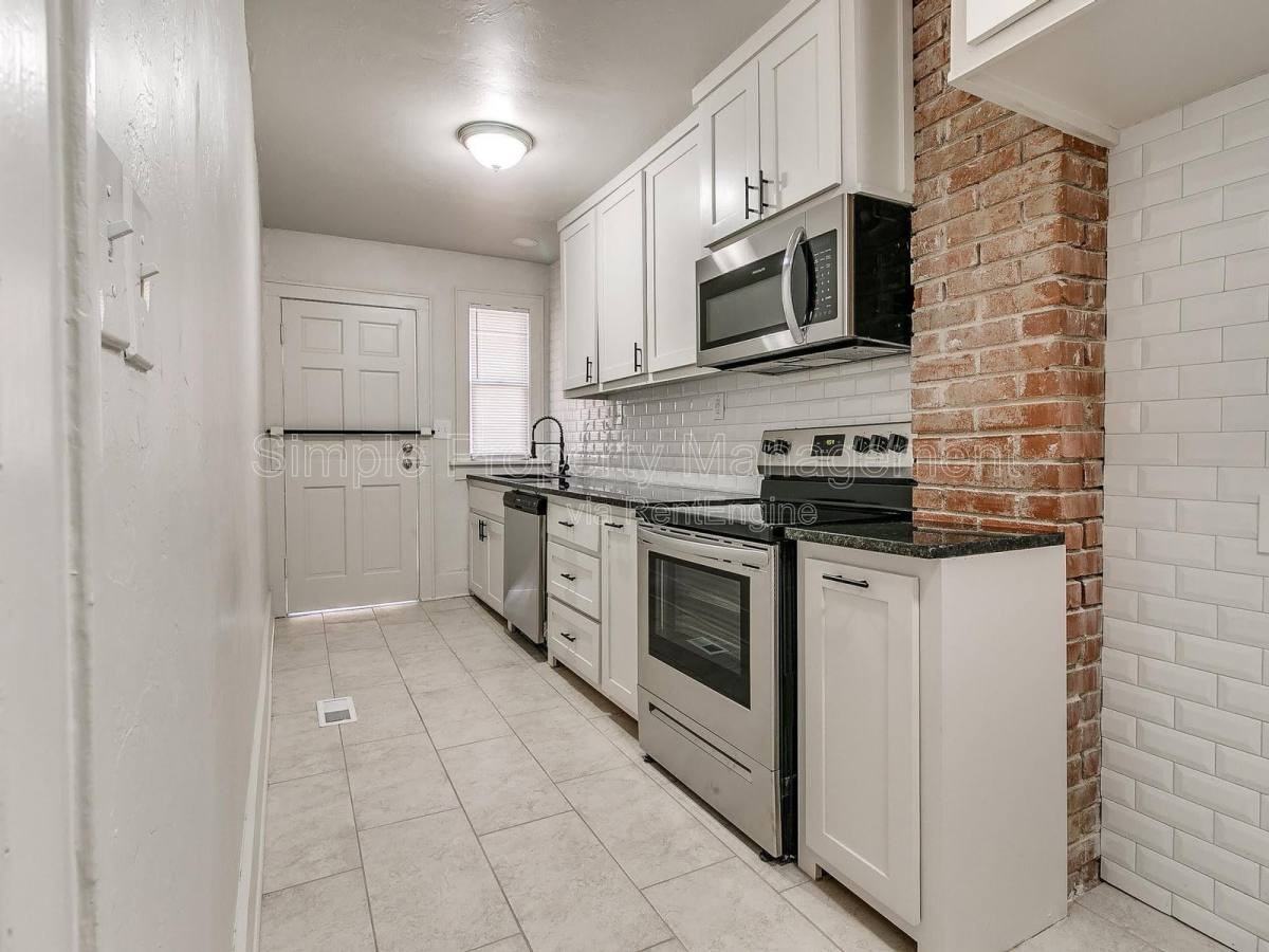 943 E Dr - Photo 5 of 10
