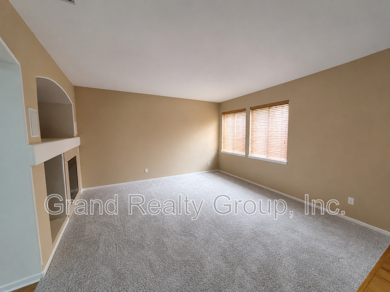 2265 W Bentley Ln - Photo 2 of 15