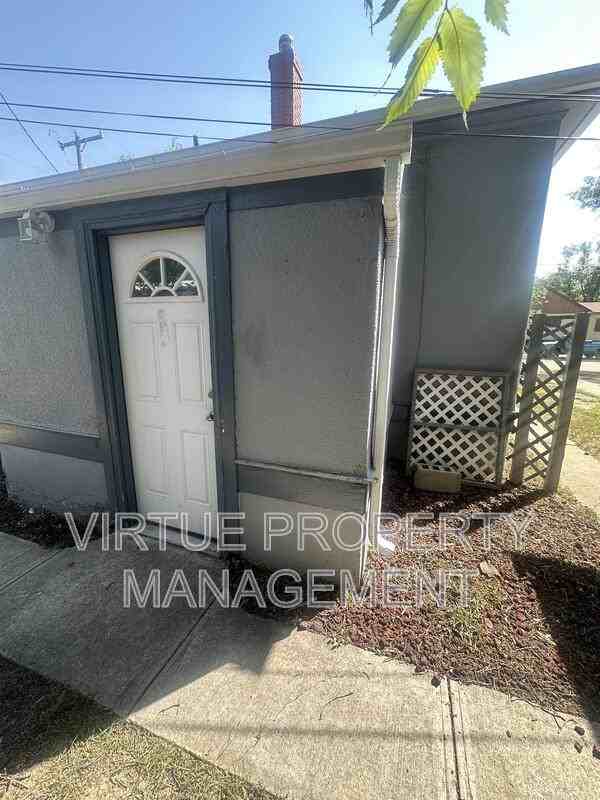 611 6th St - Photo 2 of 7