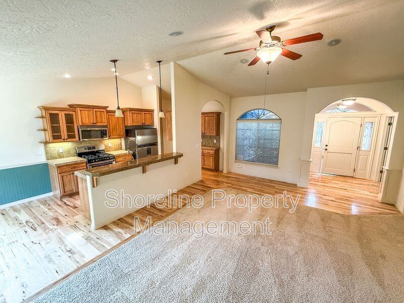 2328 E Satterfield St - Photo 5 of 42