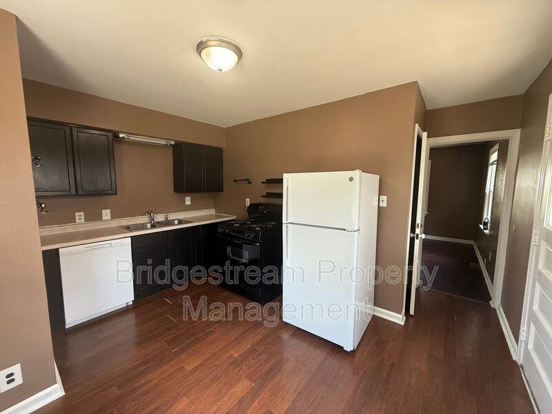 4040 Elliot Ave - Photo 5 of 12