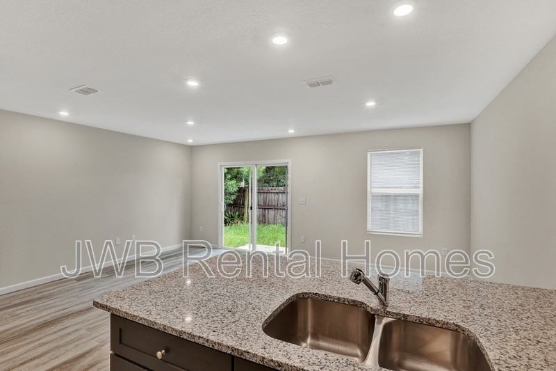 606 Herman St - Photo 2 of 16