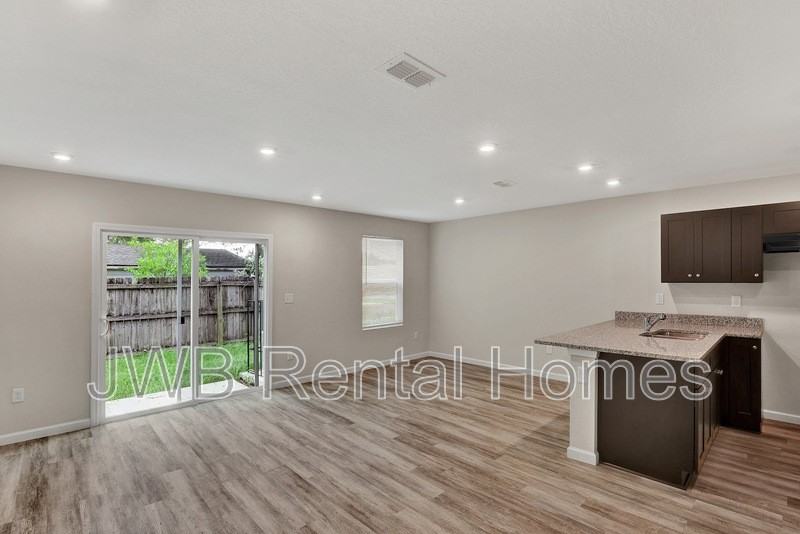 606 Herman St - Photo 5 of 16